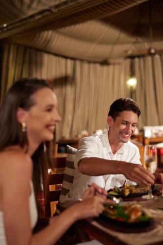Hosté ubytování Centara Ras Fushi Resort & Spa Maldives - 50 percent discount on transfers for min 4 nights stay and more, valid for reservations between 11th Feb till 22 Dec 2025