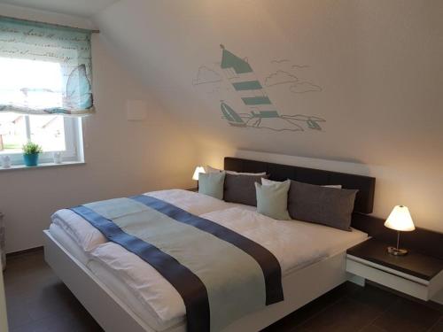 een slaapkamer met een groot bed in een kamer bij Sielresidenz in Greetsiel