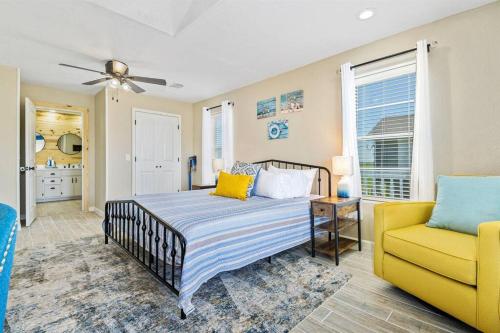 - une chambre avec un lit et un canapé jaune dans l'établissement *New Listing* Turquoise Breeze *Pool Table* Sleeps 11, à Crystal Beach