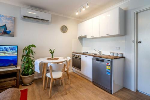 een keuken en eetkamer met een tafel en een wastafel bij One-Bedroom Apartment on Summer in Orange