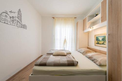 Postel nebo postele na pokoji v ubytování Apartments and rooms by the sea Stobrec, Split - 16142