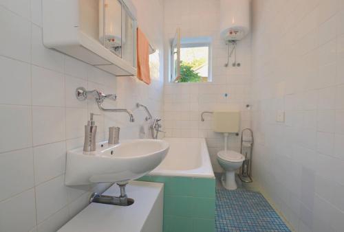 bagno bianco con lavandino e servizi igienici di Apartments and rooms by the sea Podaca, Makarska - 16160 a Podaca