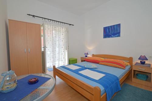 una camera con letto e tavolo in vetro di Apartments and rooms by the sea Podaca, Makarska - 16160 a Podaca