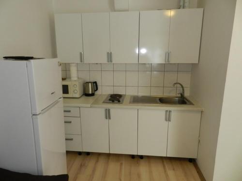 Apartments with parking space Omis - 16185