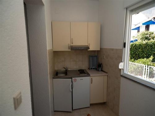 Η κουζίνα ή μικρή κουζίνα στο Studio Podaca 16114a