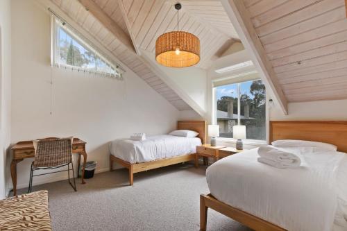 Un pat sau paturi într-o cameră la Cliff House Cottage