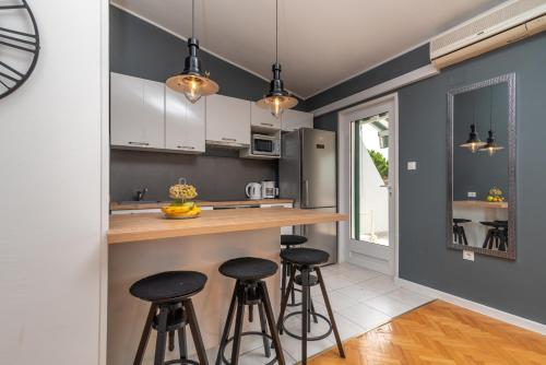 Apartments with parking space Mavarstica, Ciovo - 16215