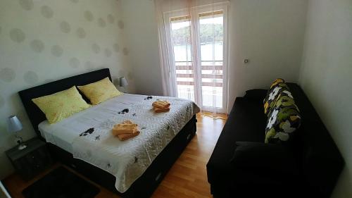 - une chambre avec un lit et 2 serviettes dans l'établissement Apartments by the sea Brgulje, Molat - 16217, à Molat