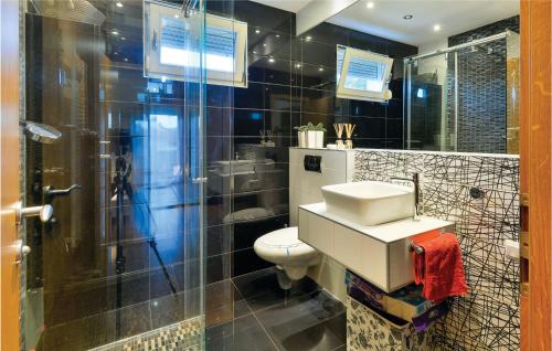 a bathroom with a toilet and a shower and a sink at Cozy Home In Krizevci With House A Panoramic View in Križevci