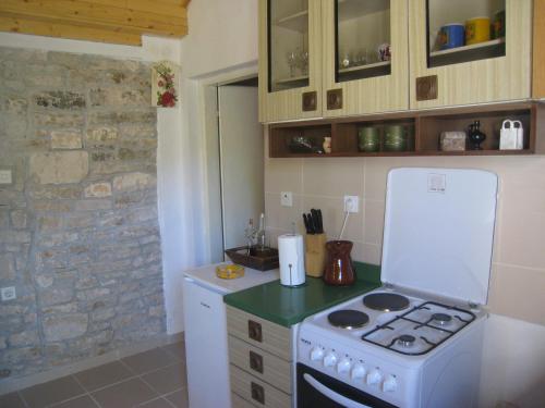 uma cozinha com um fogão e uma bancada em Apartments with WiFi Zrnovo, Korcula - 16254 em Korčula
