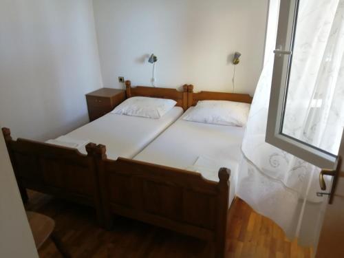 Postel nebo postele na pokoji v ubytování Apartments by the sea Cove Mulobedanj, Pag - 16285