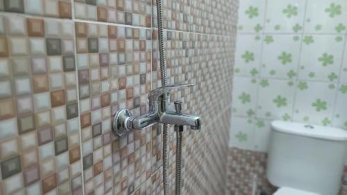 eine Dusche im Bad mit WC in der Unterkunft RedDoorz near RSUD Kebumen 2 in Wanasari