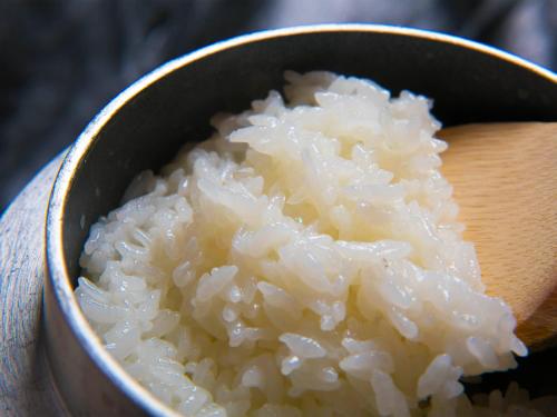 a wooden bowl filled with sticky rice at Iki Stellacote Taiankaku in Iki
