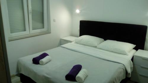 ein Schlafzimmer mit einem Bett mit zwei Kissen darauf in der Unterkunft Apartments with a parking space Gradac, Makarska - 16263 in Gradac