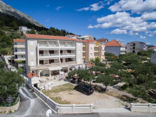 Apartments with parking space Nemira, Omis - 15727