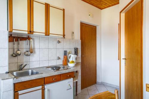 Apartments with parking space Nemira, Omis - 15727