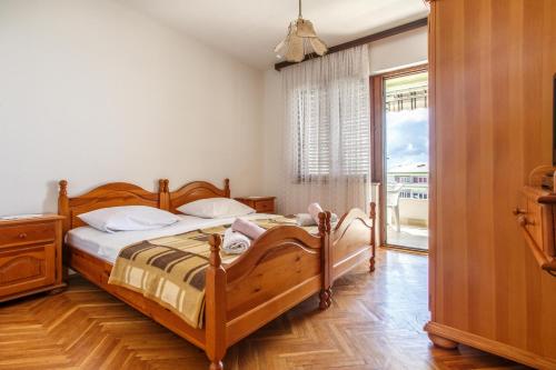 Apartments with parking space Nemira, Omis - 15727