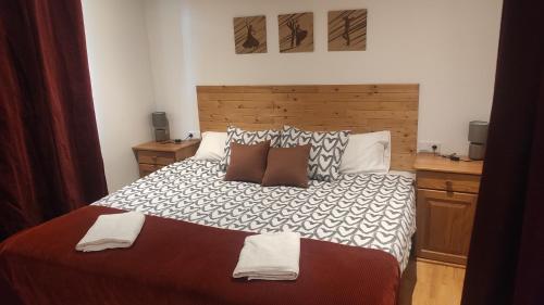 1 dormitorio con 1 cama con 2 toallas en PRECIOSO LOSFT FRENTE A PISTAS GRANVALIRA, SOLDEU, en Bordes d´Envalira