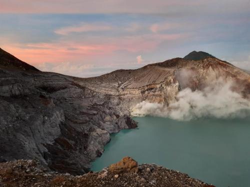 vistas a un lago cráter en las montañas en Avrila Ijen Guest House, en Licin