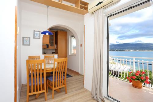 Apartments by the sea Arbanija, Ciovo - 15595