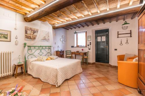 Un dormitorio con una cama y una mesa y sillas. en Fontemaggio, en Colle Val D'Elsa