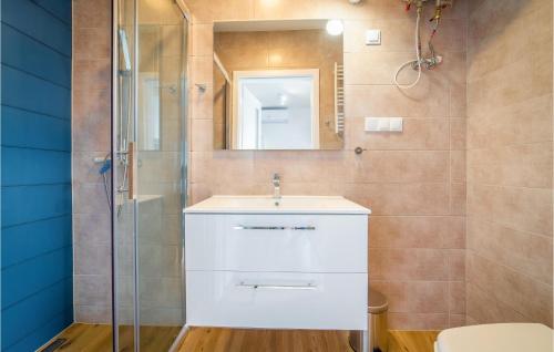 a bathroom with a sink and a shower at Gorgeous Home In Rewal With Wifi in Rewal