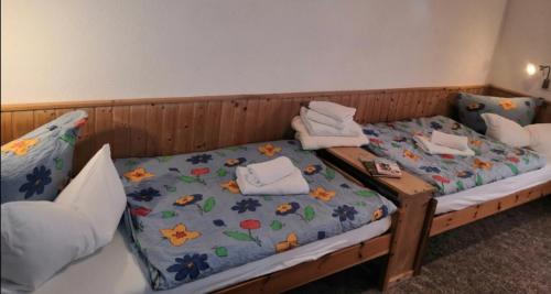 1 dormitorio con 1 cama con edredón y toallas en Haus Fessel - Birkenkopf en Elend