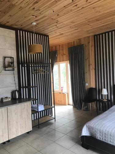 una camera con letto e soffitto in legno di Relax villa Poduzska a Sinyak