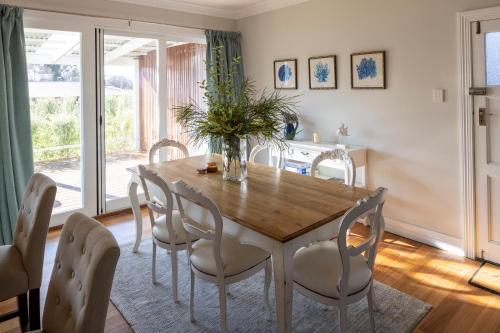 Posezení v ubytování FOREST CORNER - 3 BEDROOM WEATHERBOARD, TRENTHAM