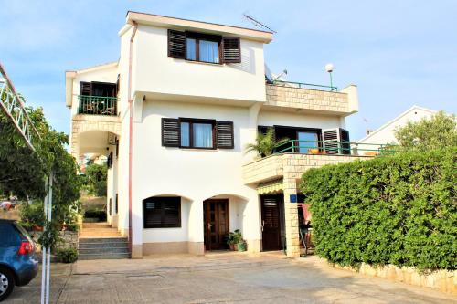 Apartments with parking space Primosten - 15499