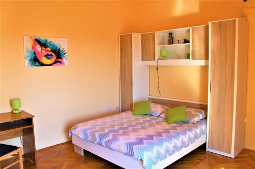 Apartments with parking space Primosten - 15499