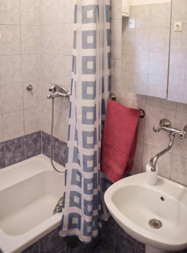 Apartments with parking space Rogoznica - 15876