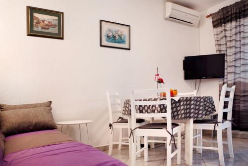 Apartments with parking space Rogoznica - 15876