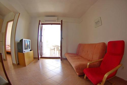 sala de estar con sofá y TV en Apartments with a parking space Primosten - 15883, en Primošten