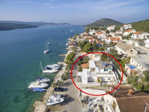 Apartments by the sea Tisno, Murter - 15895