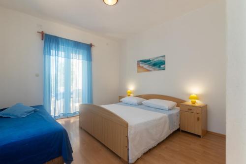 sypialnia z dwoma łóżkami i oknem w obiekcie Apartments with a parking space Ivan Dolac, Hvar - 15784 w mieście Ivan Dolac