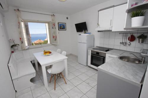Apartments by the sea Makarska - 15840