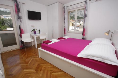 Apartments by the sea Makarska - 15840