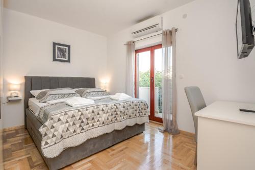 um quarto com uma cama num quarto com uma janela em Family friendly house with a swimming pool Sveti Filip i Jakov, Biograd - 15775 em Sveti Filip i Jakov