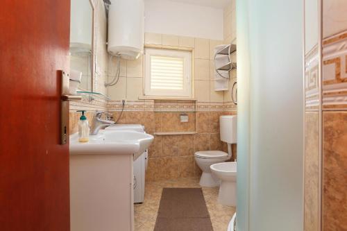 Kúpeľňa v ubytovaní Apartments by the sea Trogir - 15517