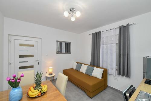 ein Wohnzimmer mit einem Sofa und einem Tisch in der Unterkunft Apartments with a parking space Gradac, Makarska - 15750 in Gradac