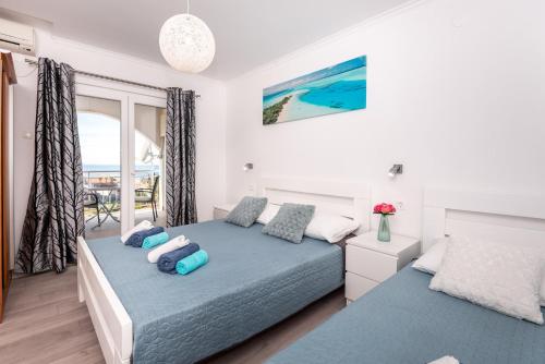 Schlafzimmer mit einem Bett und Meerblick in der Unterkunft Apartments with a parking space Gradac, Makarska - 15750 in Gradac