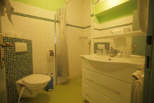 Rooms by the sea Zadar - Diklo, Zadar - 16023 في زادار: حمام مع مرحاض ومغسلة