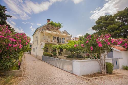 Fotografia z galérie ubytovania Apartments by the sea Zaboric, Sibenik - 15720 v Šibeniku