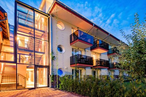 ein Apartmenthaus mit Balkon an der Seite in der Unterkunft Parkhotel Jever in Jever