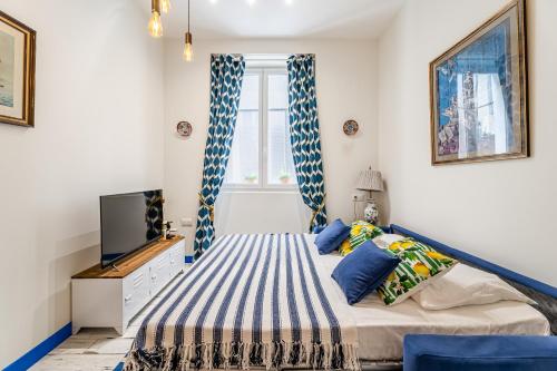 Dormitorio pequeño con cama y TV en Studio Travel 24M2, 120m Vieux-Port ,Clim , Wifi ,Accès avec code, canapé lit, en Marsella