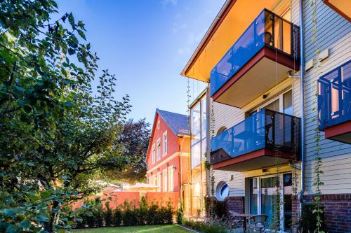 eine Reihe von Häusern mit Balkon und Hof in der Unterkunft Parkhotel Jever in Jever