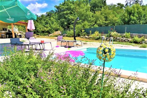 - une piscine avec des chaises, une table et un parasol dans l'établissement Family friendly house with a swimming pool Ruzici, Opatija - 16202, à Jurdani