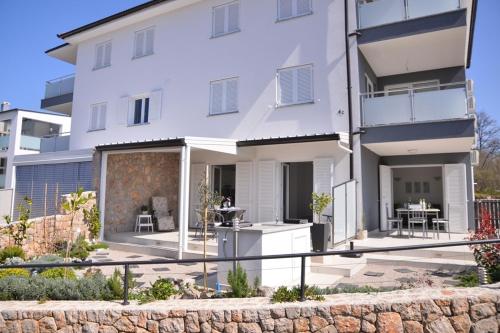 Apartments with parking space Njivice, Krk - 16244