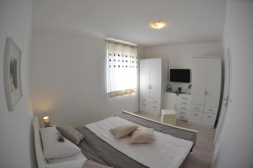 Posteľ alebo postele v izbe v ubytovaní Apartments with a parking space Njivice, Krk - 16244